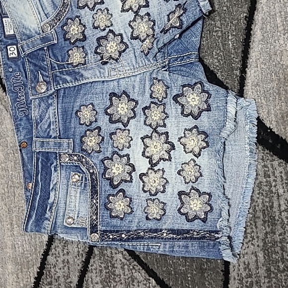 MISS ME EMBROIDERED LEATHER RHINESTONES FLOWERS RAW-EDGE DENIM JEAN SHOR… - Picture 2 of 12